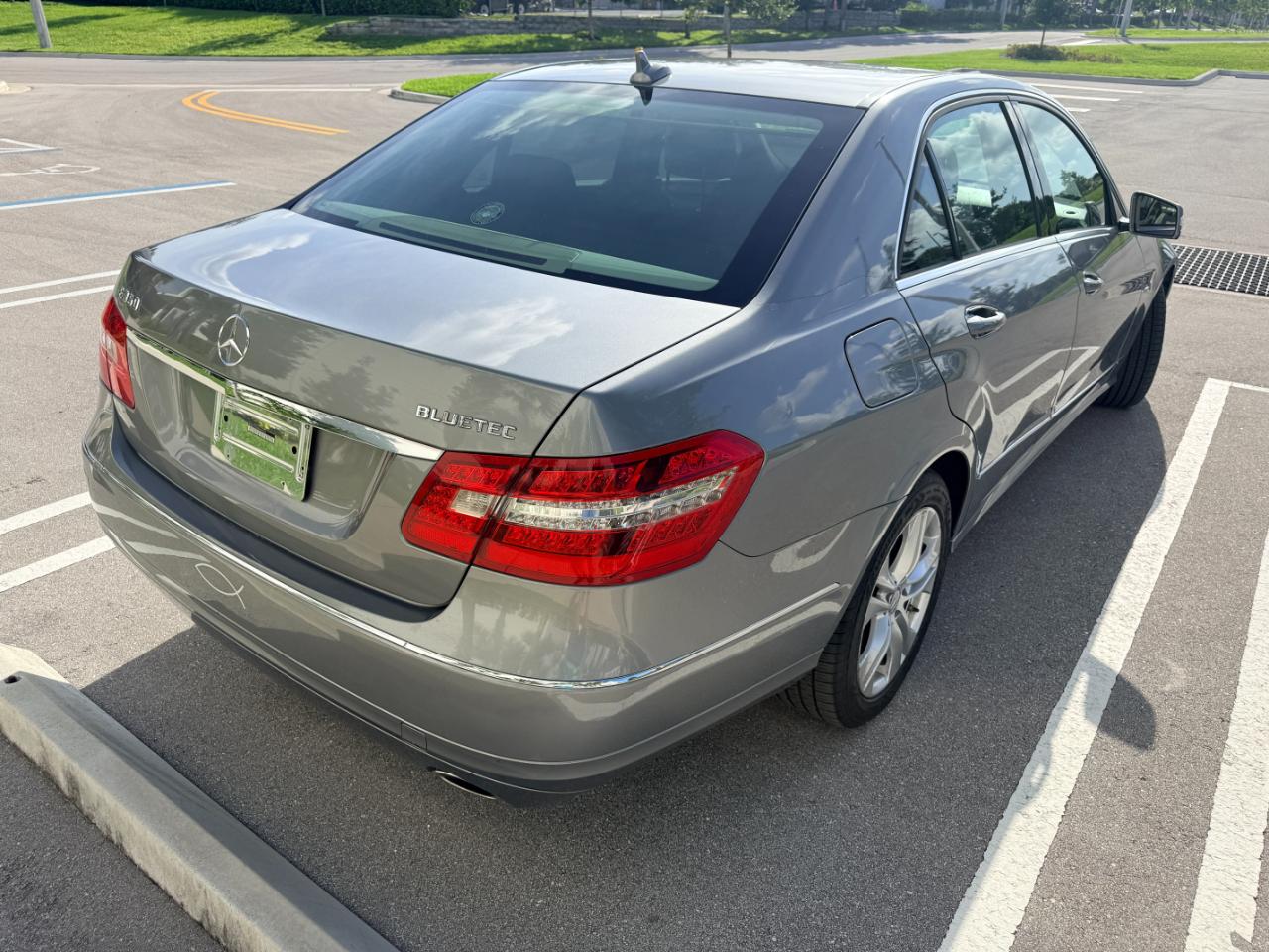 Mercedes-Benz E-Class E350 BlueTEC Sedan 2011