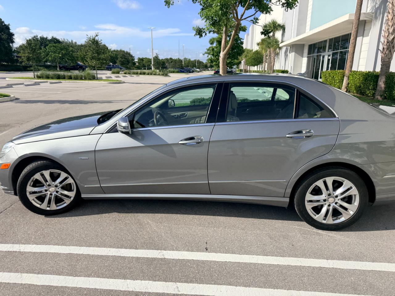 Mercedes-Benz E-Class E350 BlueTEC Sedan 2011