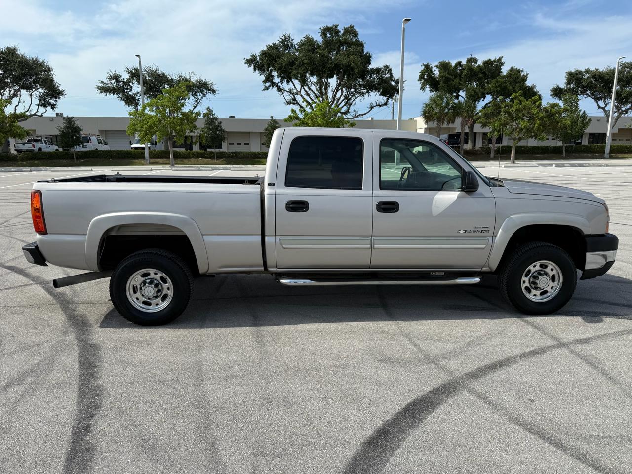 Chevrolet Silverado 2500HD LS Crew Cab 2WD 2006