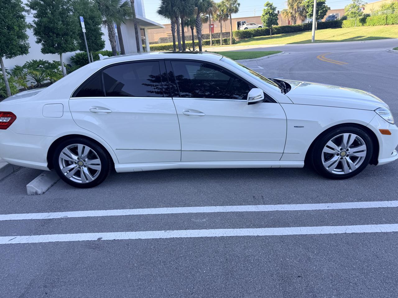 Mercedes-Benz E-Class E350 BlueTEC Sedan 2011