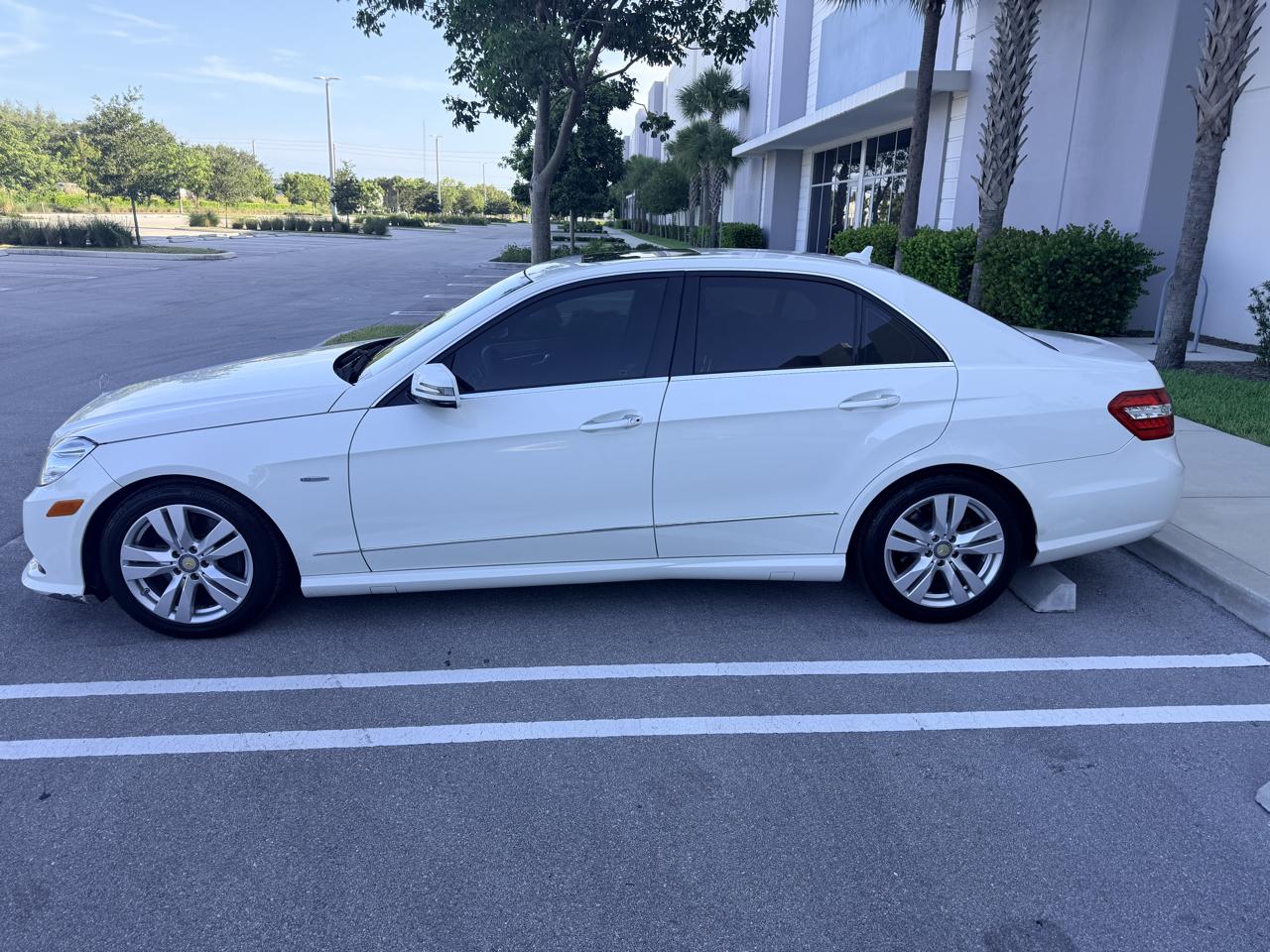 Mercedes-Benz E-Class E350 BlueTEC Sedan 2011