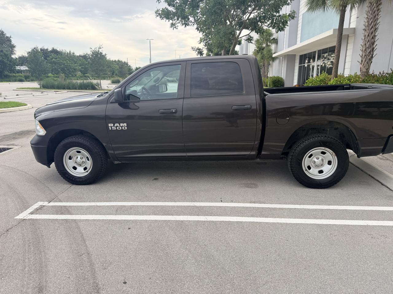 RAM 1500 Tradesman Crew Cab SWB 4WD 2017