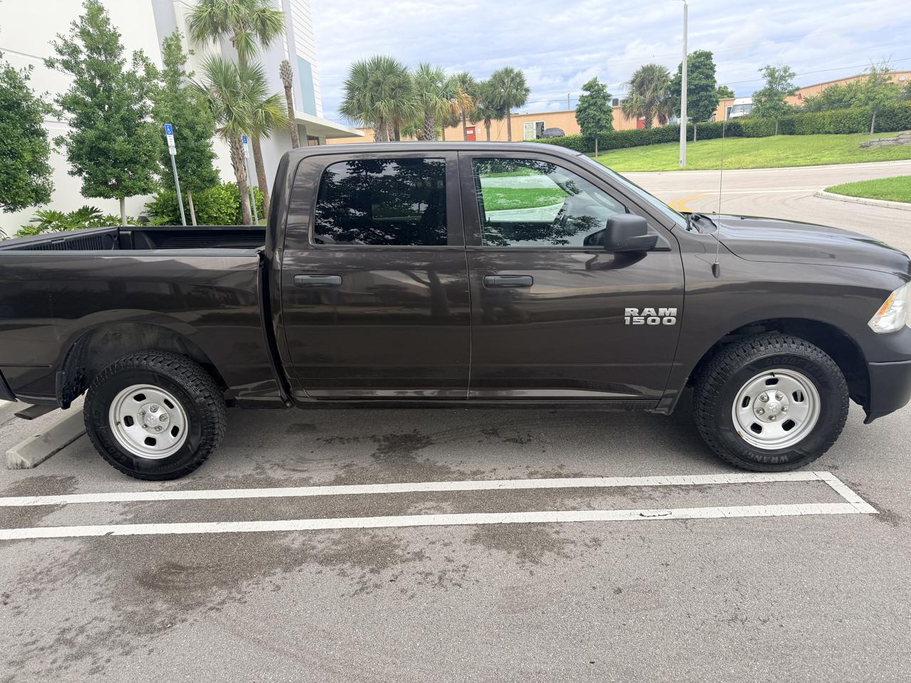 RAM 1500 Tradesman Crew Cab SWB 4WD 2017