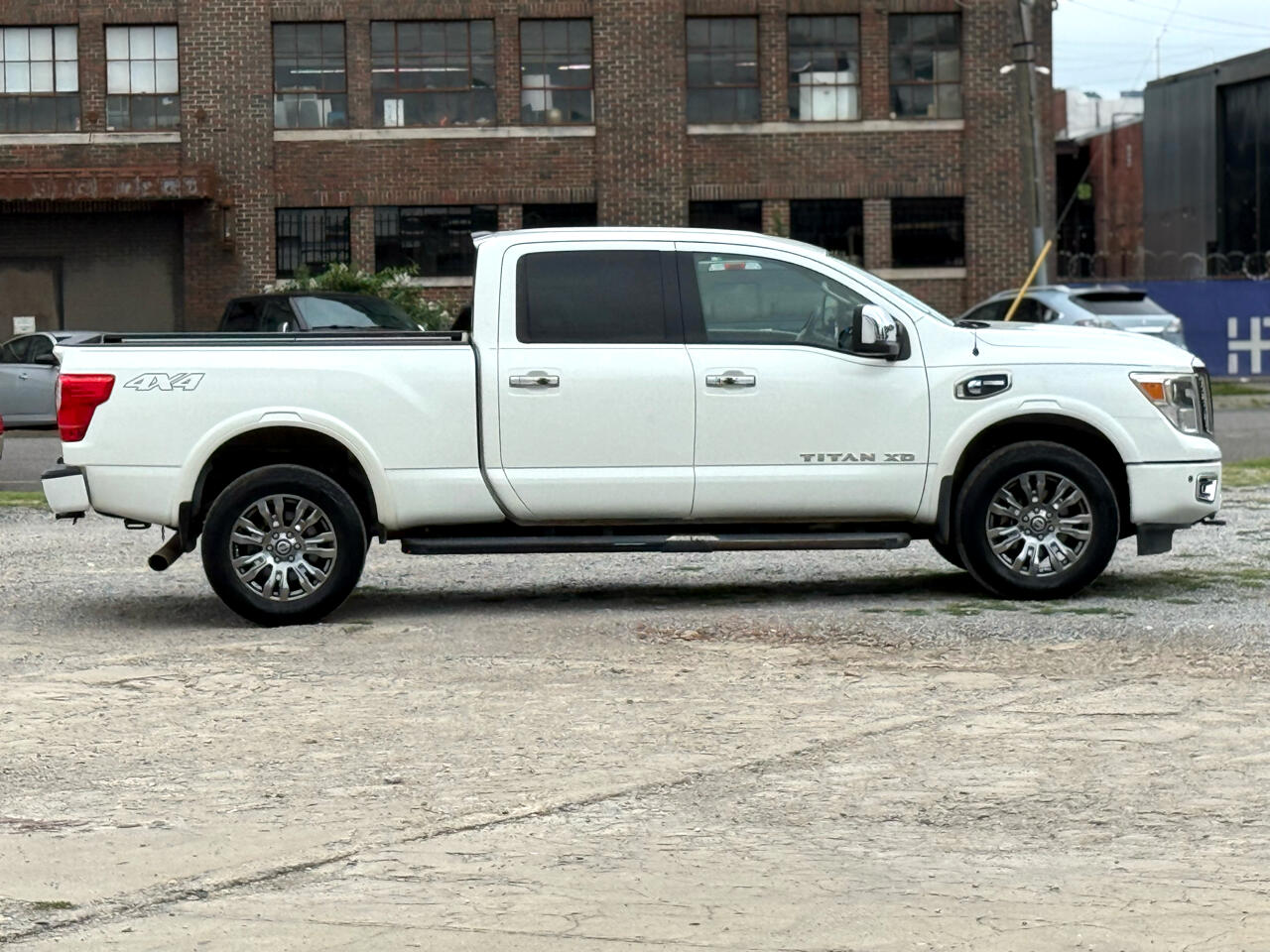 2017 Nissan Titan photo 2