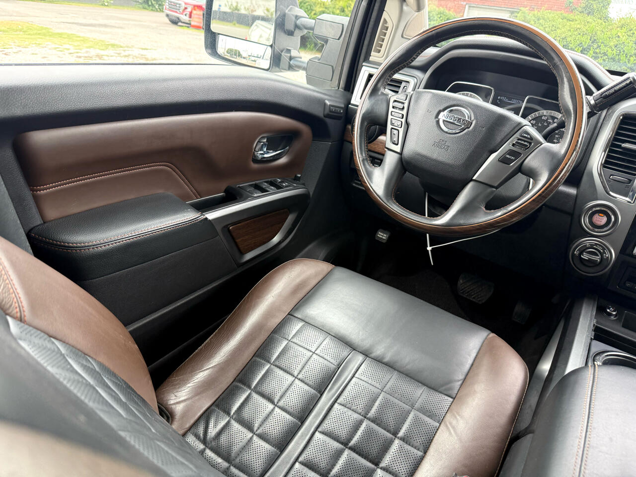 2017 Nissan Titan photo 8