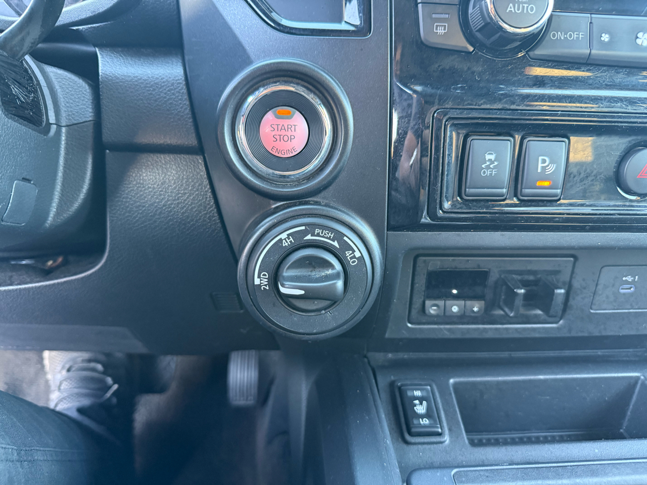 Nissan Titan PRO-4X Crew Cab 4WD 2020 Nissan Titan PRO-4X Crew Cab 4WD 2020