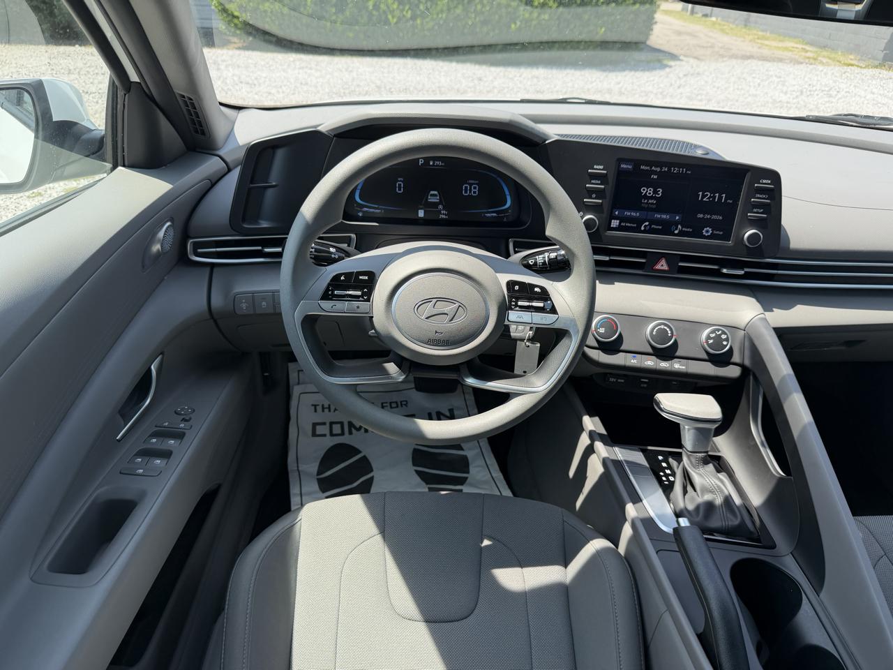 Hyundai Elantra SE 2025