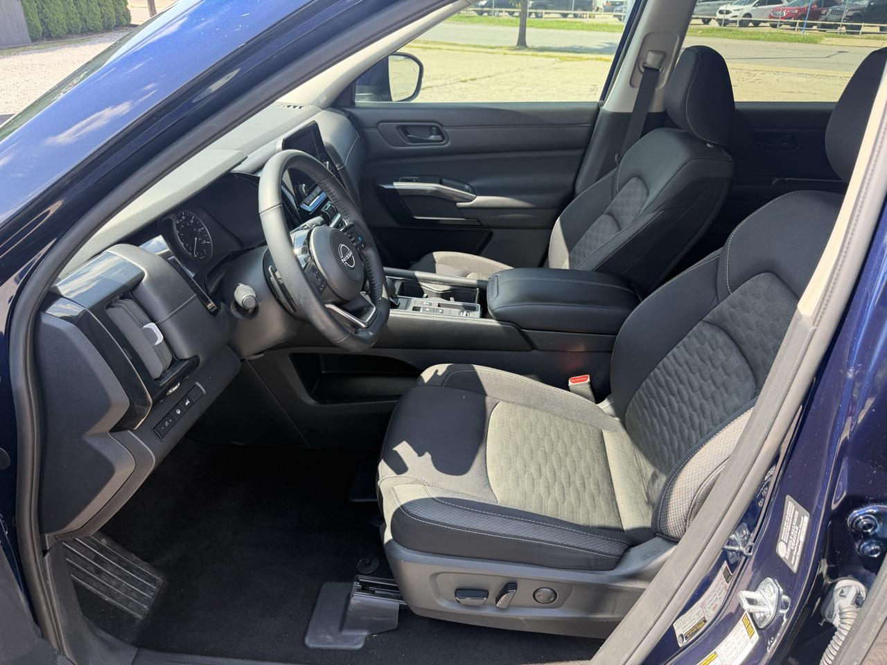 Nissan Pathfinder SV 2023