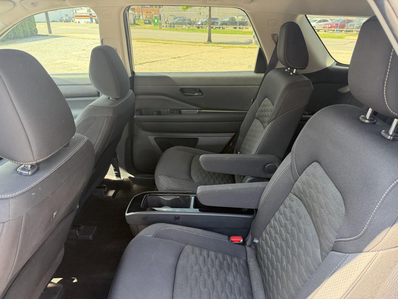 Nissan Pathfinder SV 2023