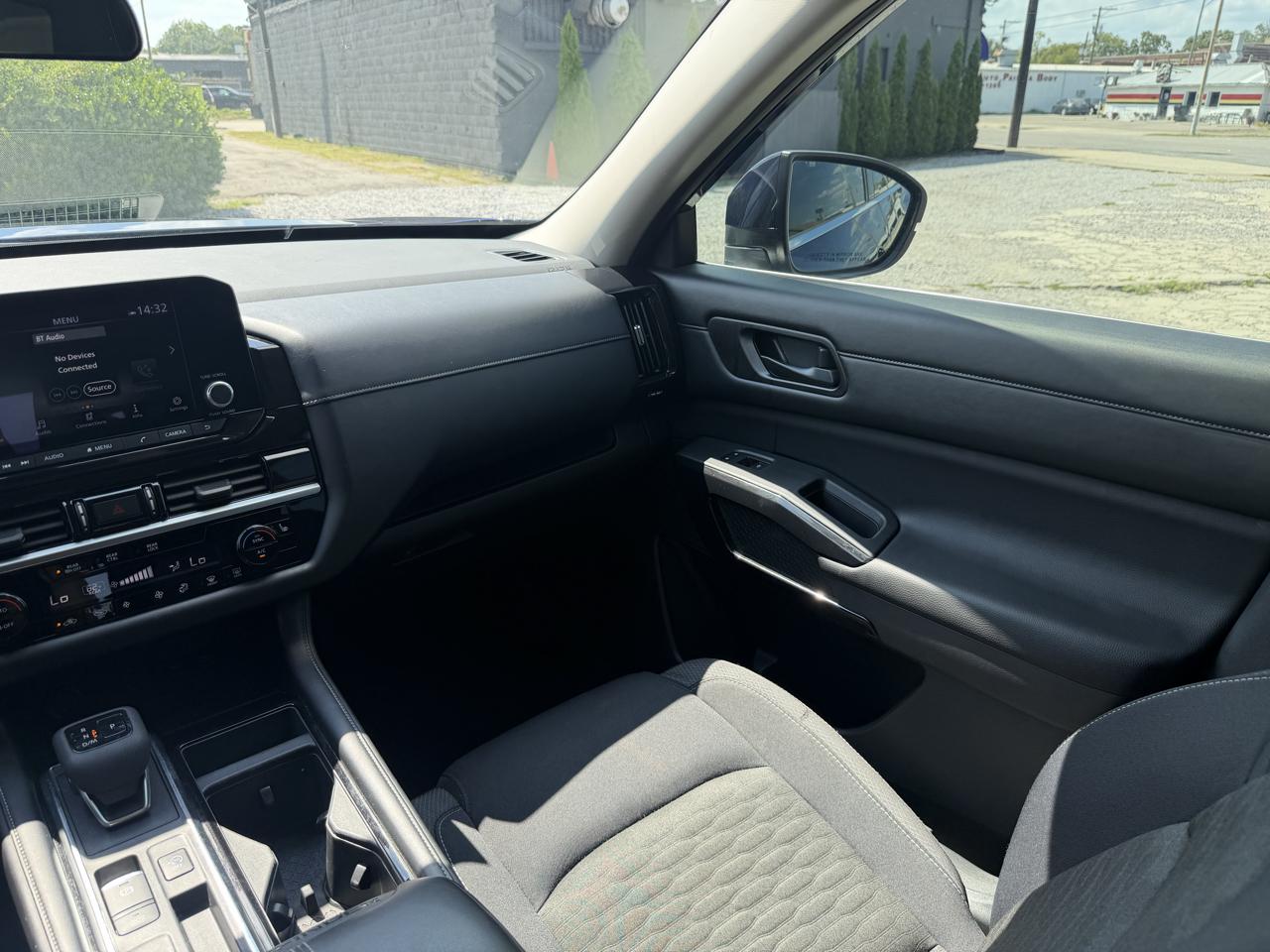 Nissan Pathfinder SV 2023
