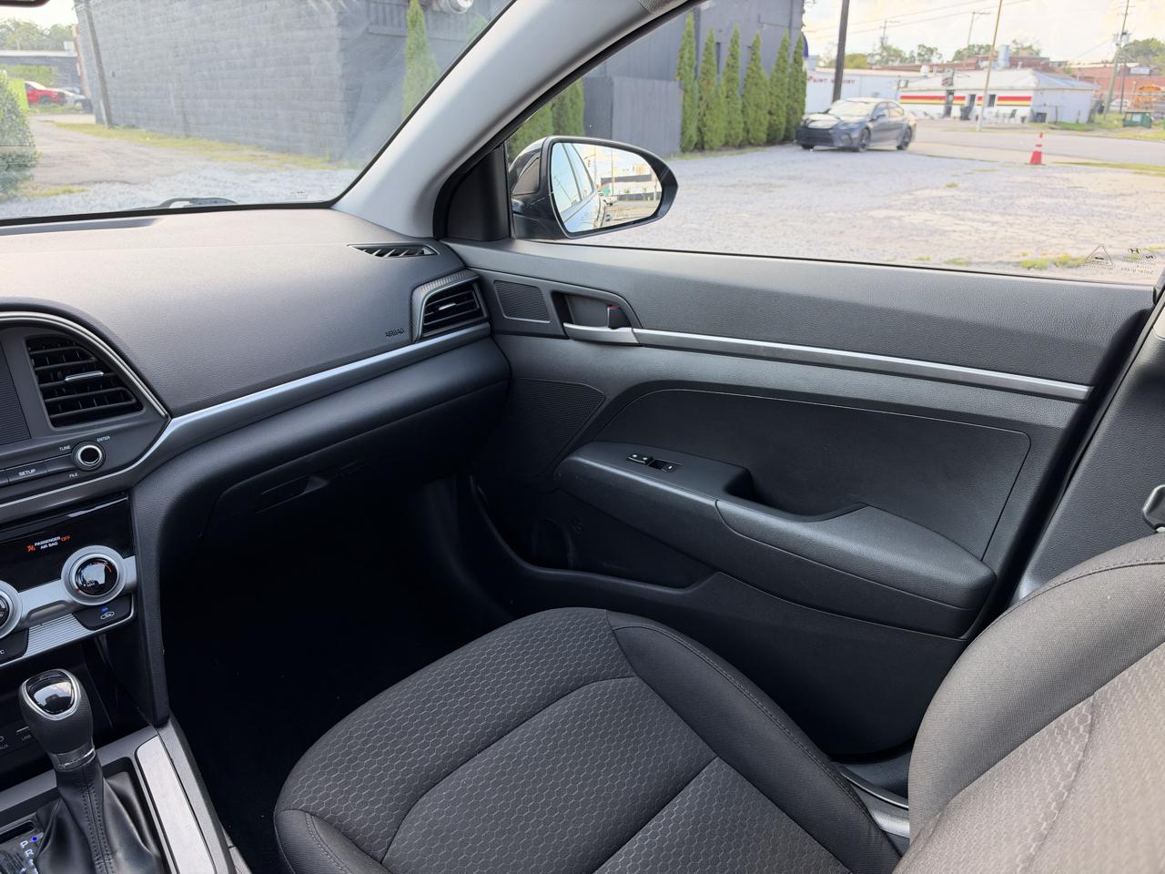 Hyundai Elantra SE 6AT 2019