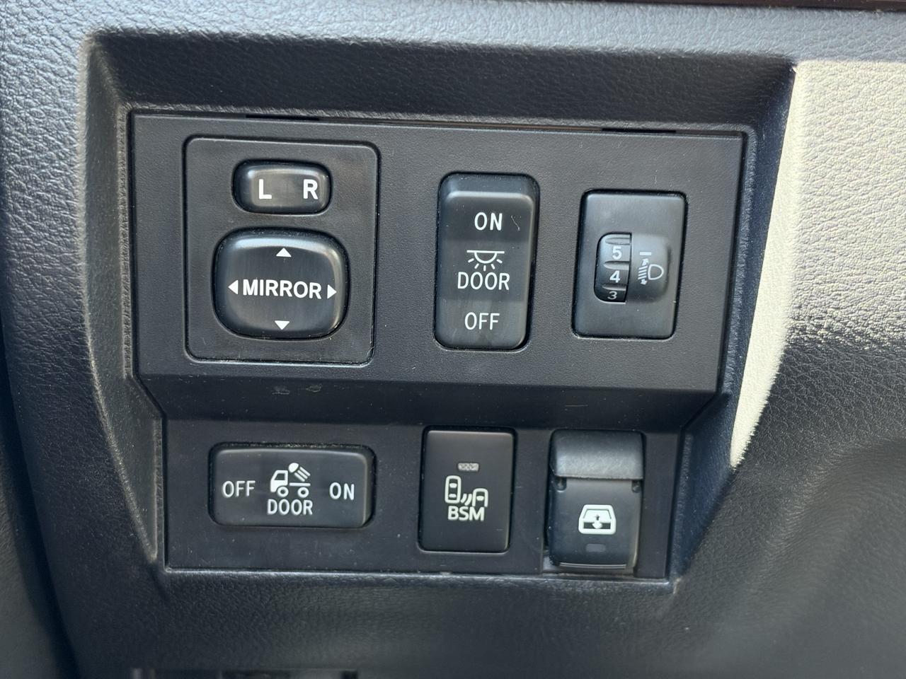 Toyota Tundra Limited 5.7L FFV CrewMax 4WD 2017