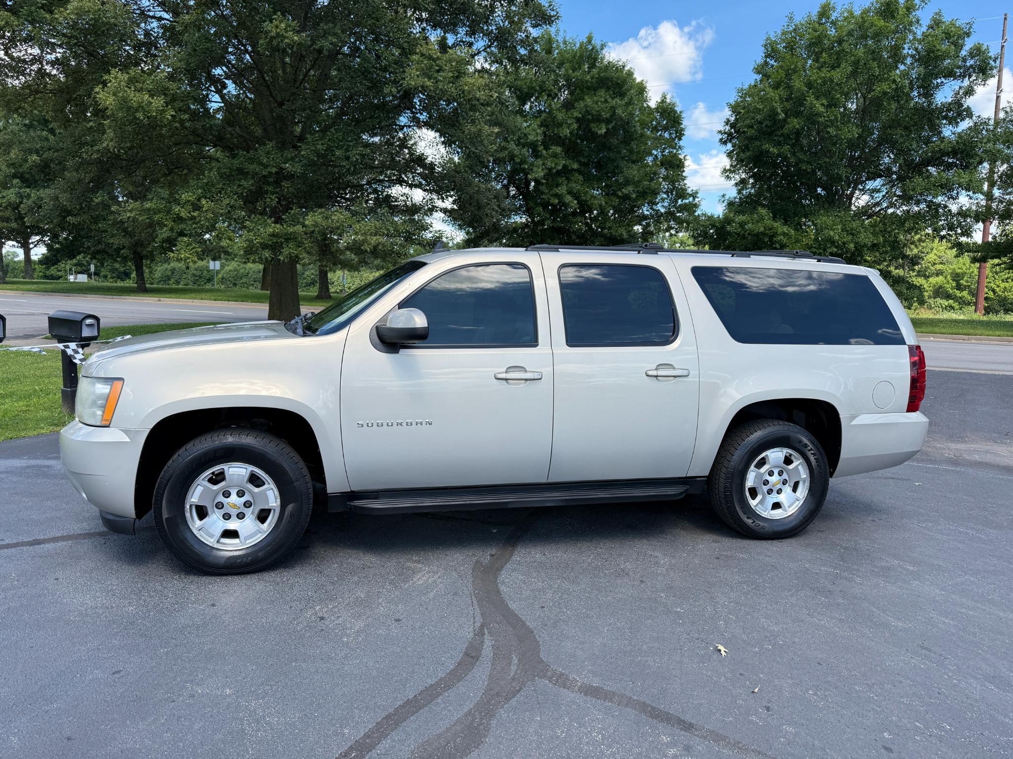 Chevrolet Suburban LS 2011