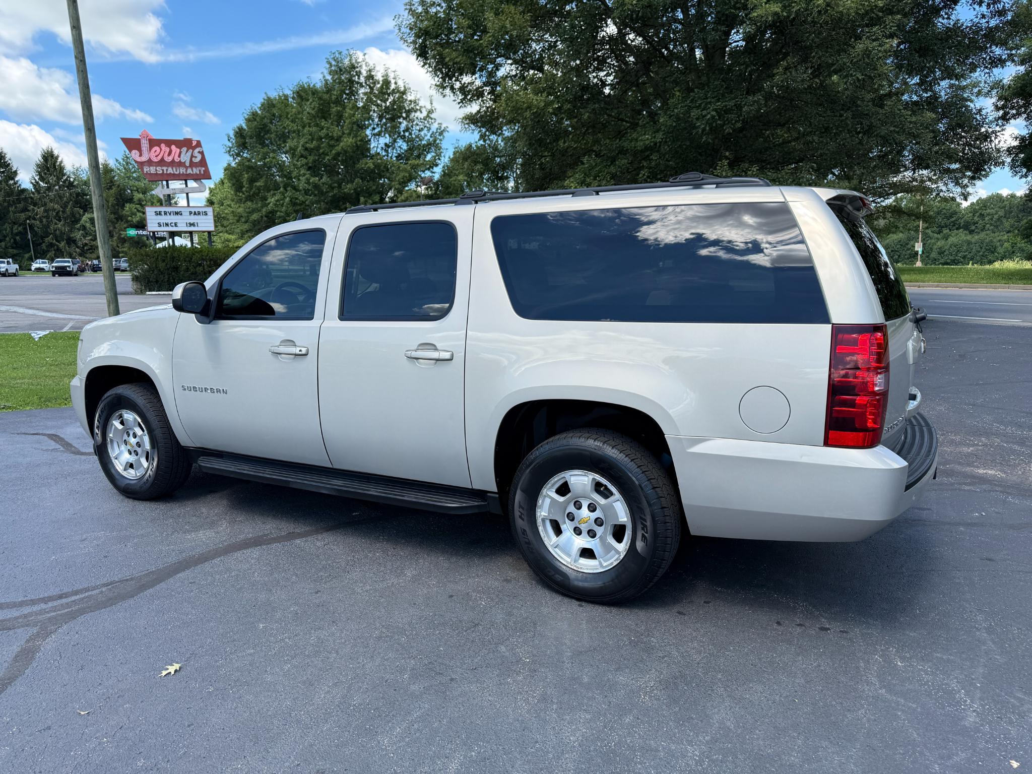 Chevrolet Suburban LS 2011