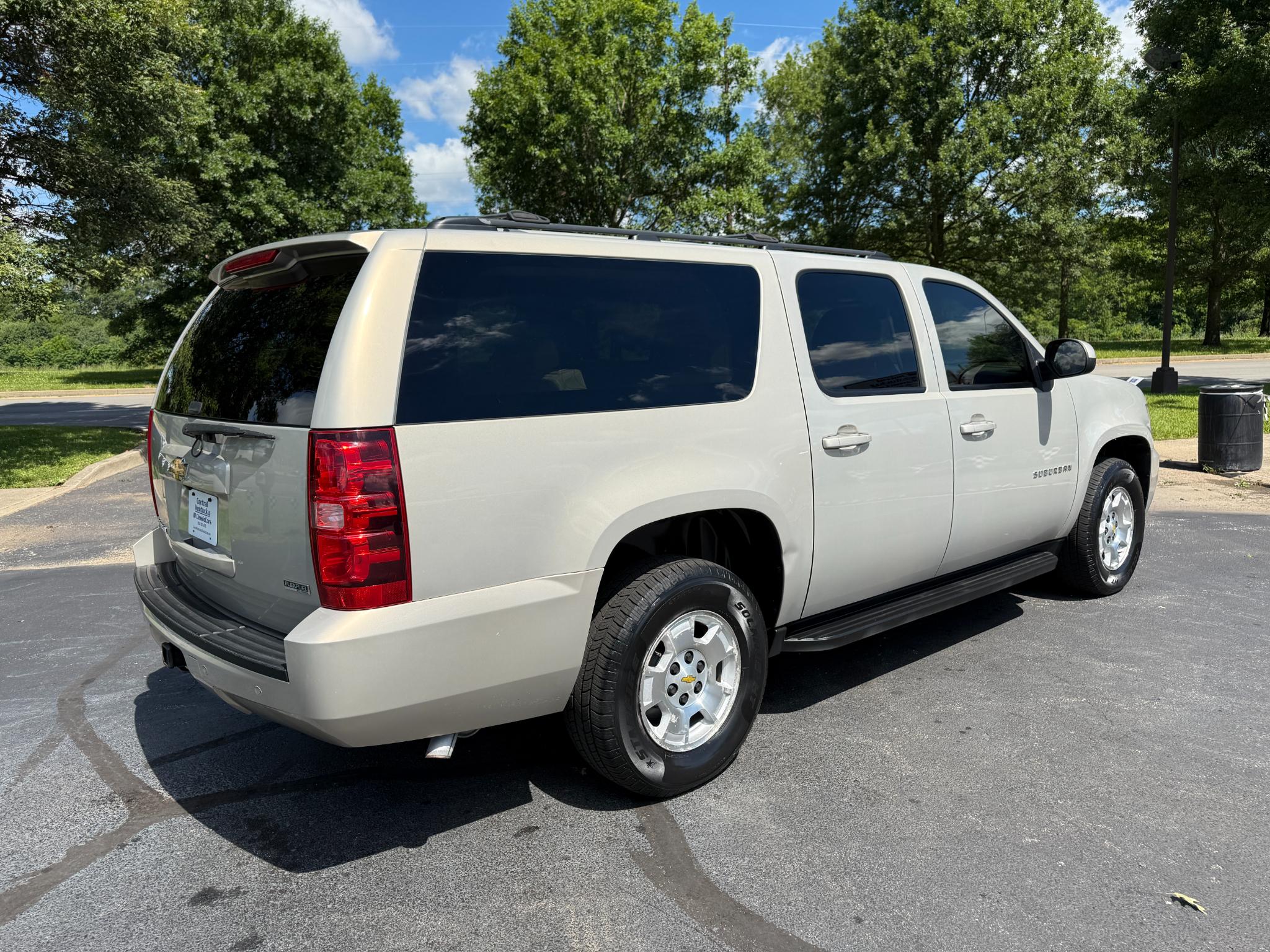 Chevrolet Suburban LS 2011