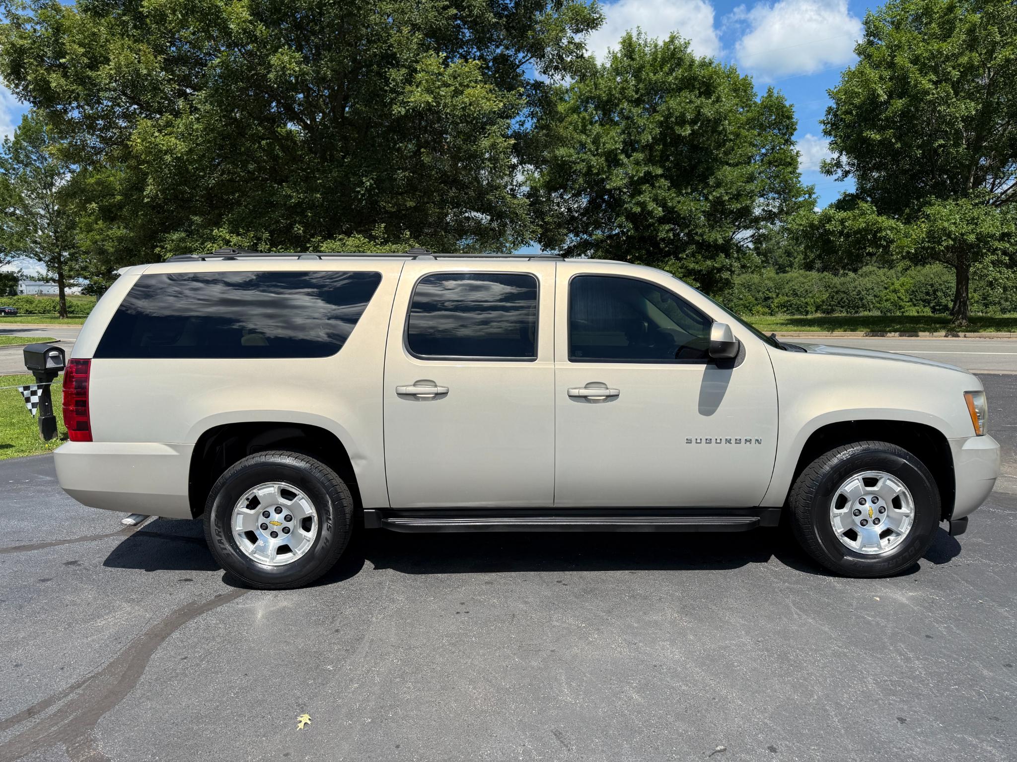 Chevrolet Suburban LS 2011