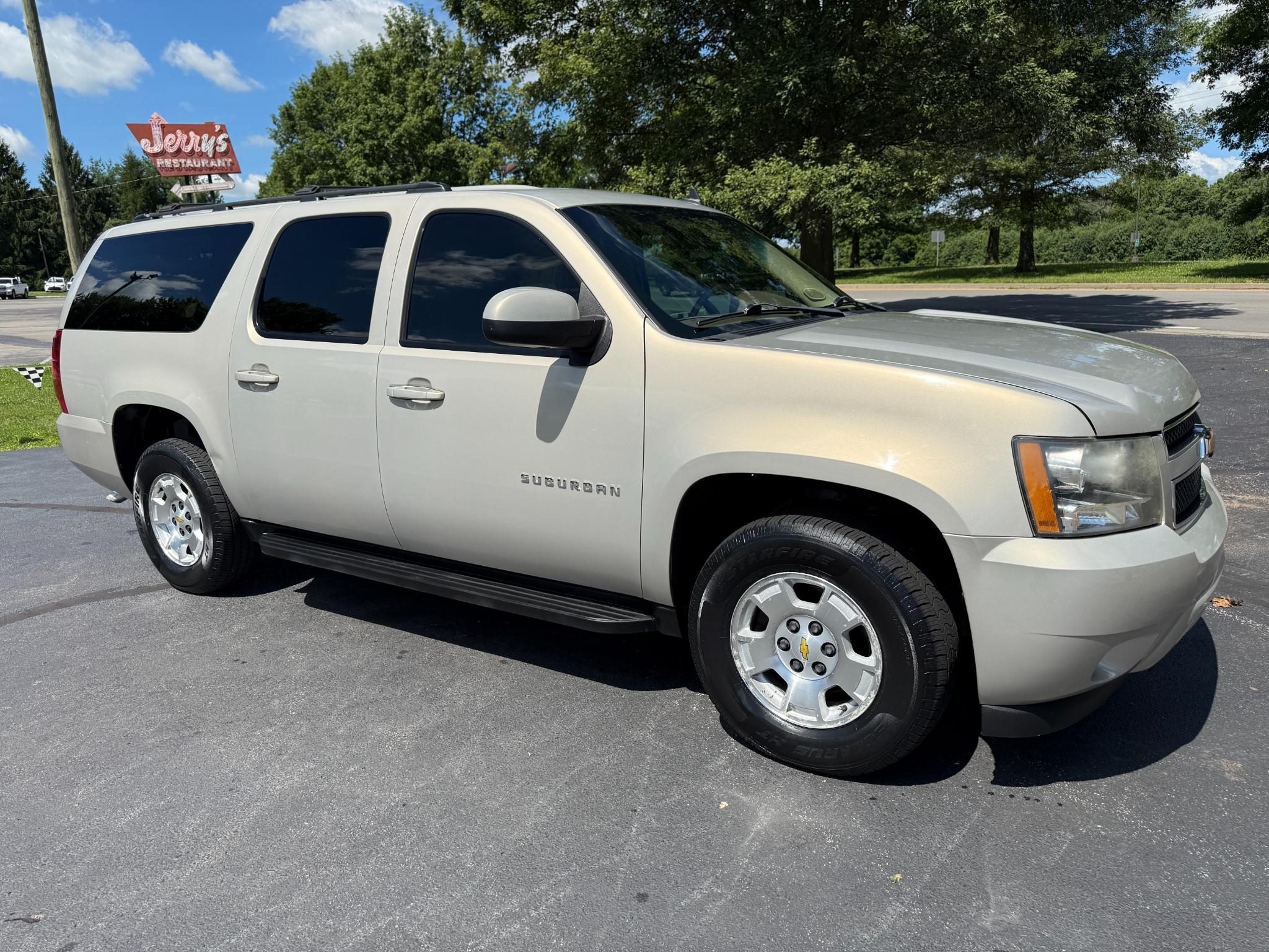 Chevrolet Suburban LS 2011