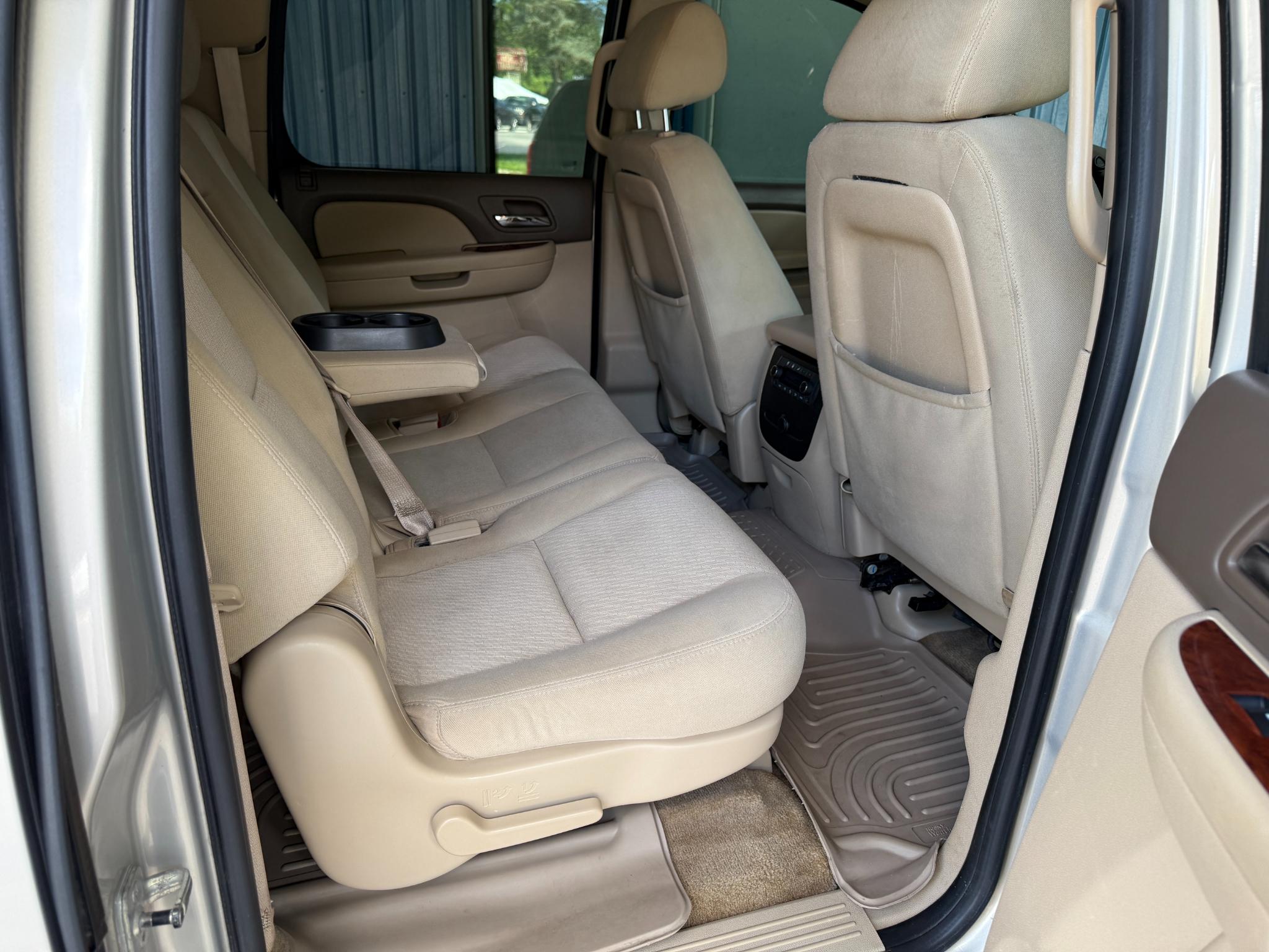 Chevrolet Suburban LS 2011