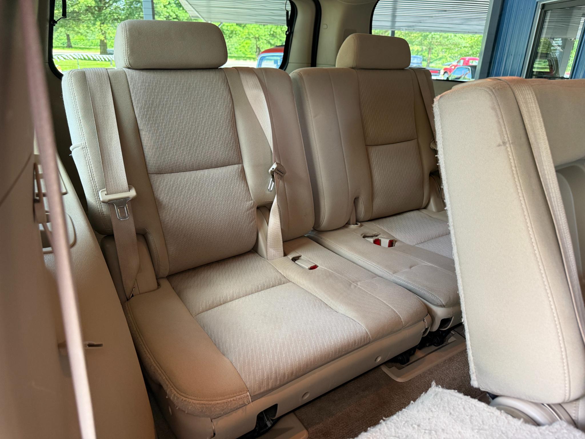 Chevrolet Suburban LS 2011