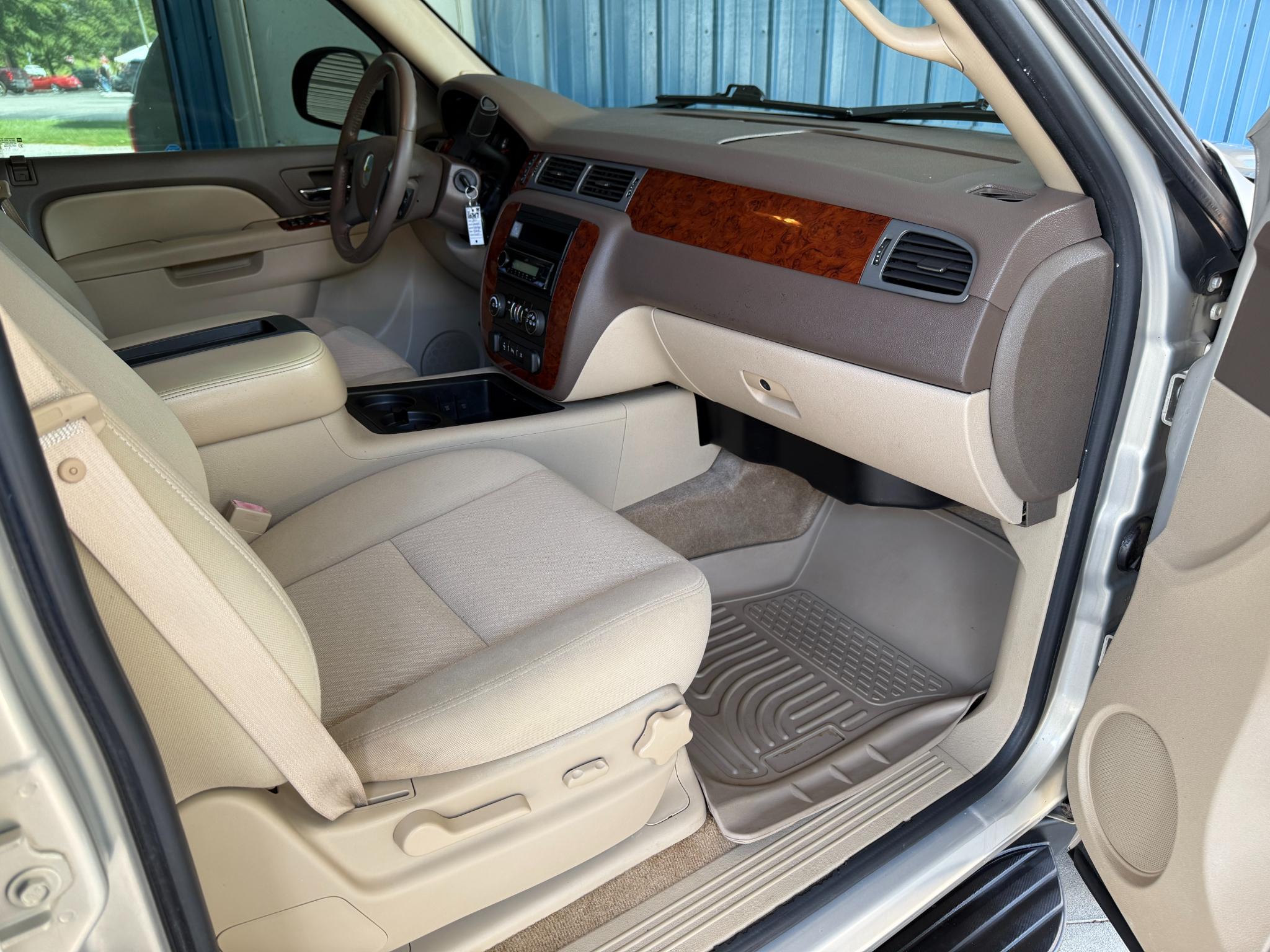Chevrolet Suburban LS 2011