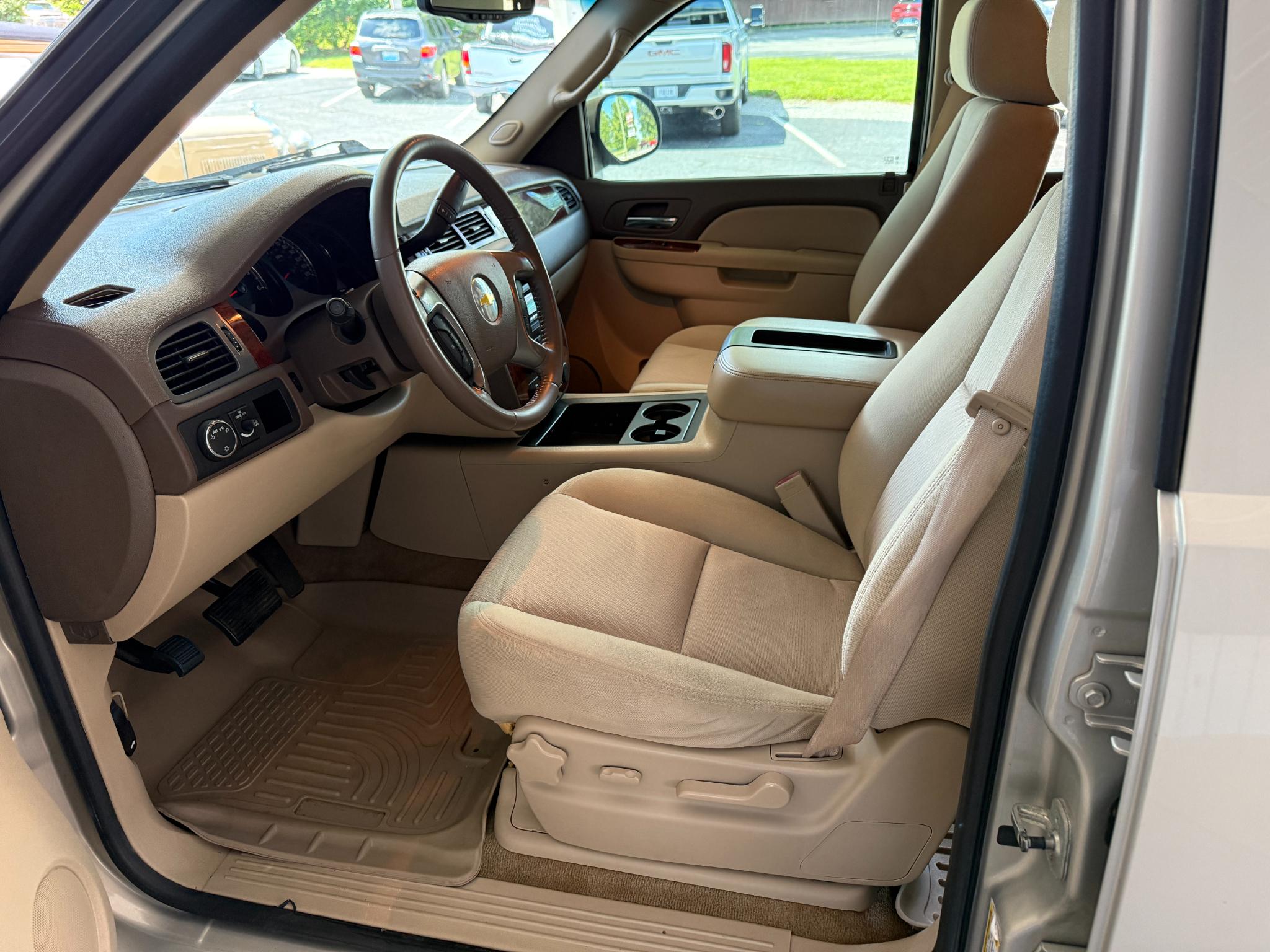 Chevrolet Suburban LS 2011