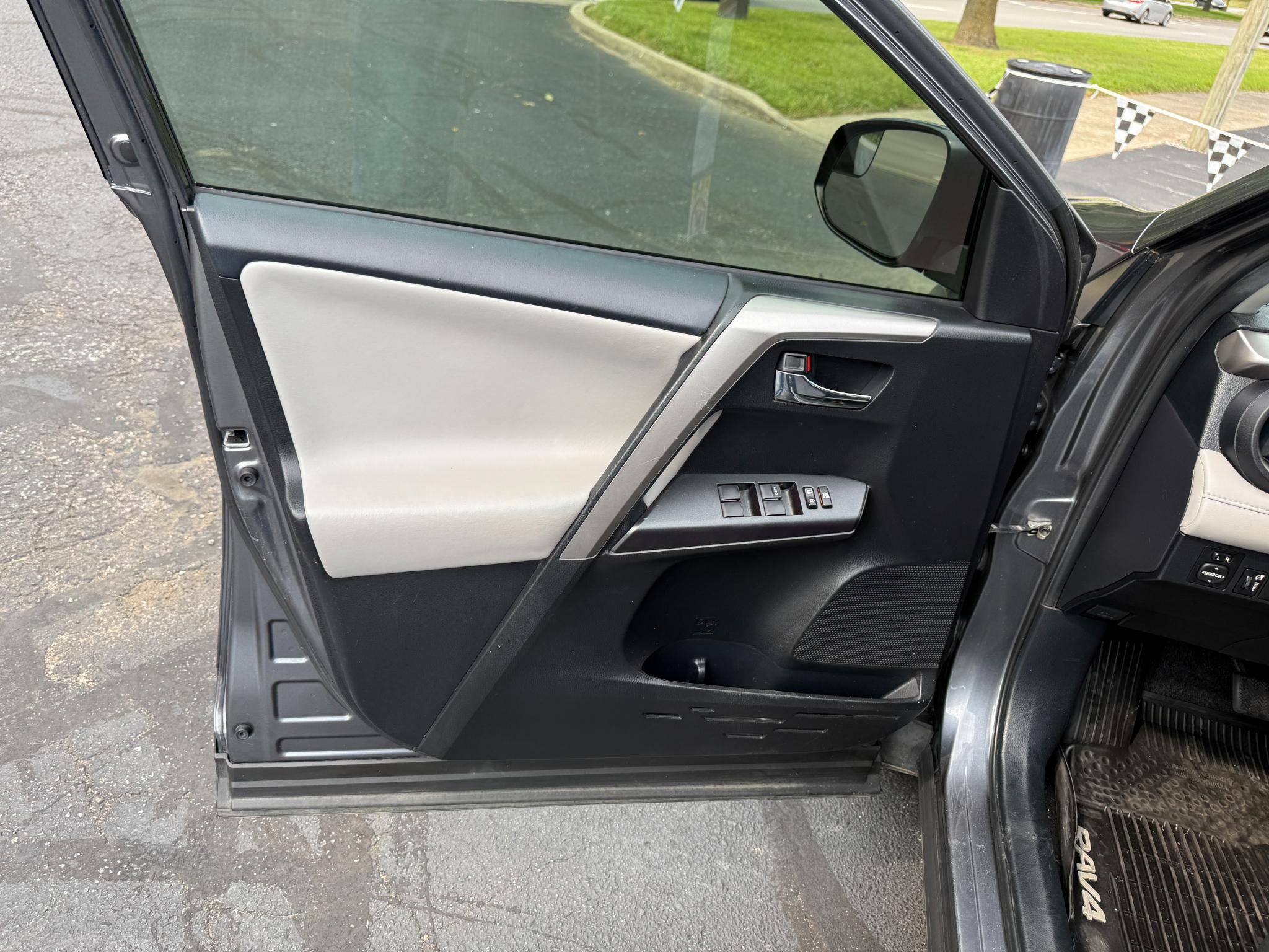 Toyota RAV4 Hybrid XLE 2018