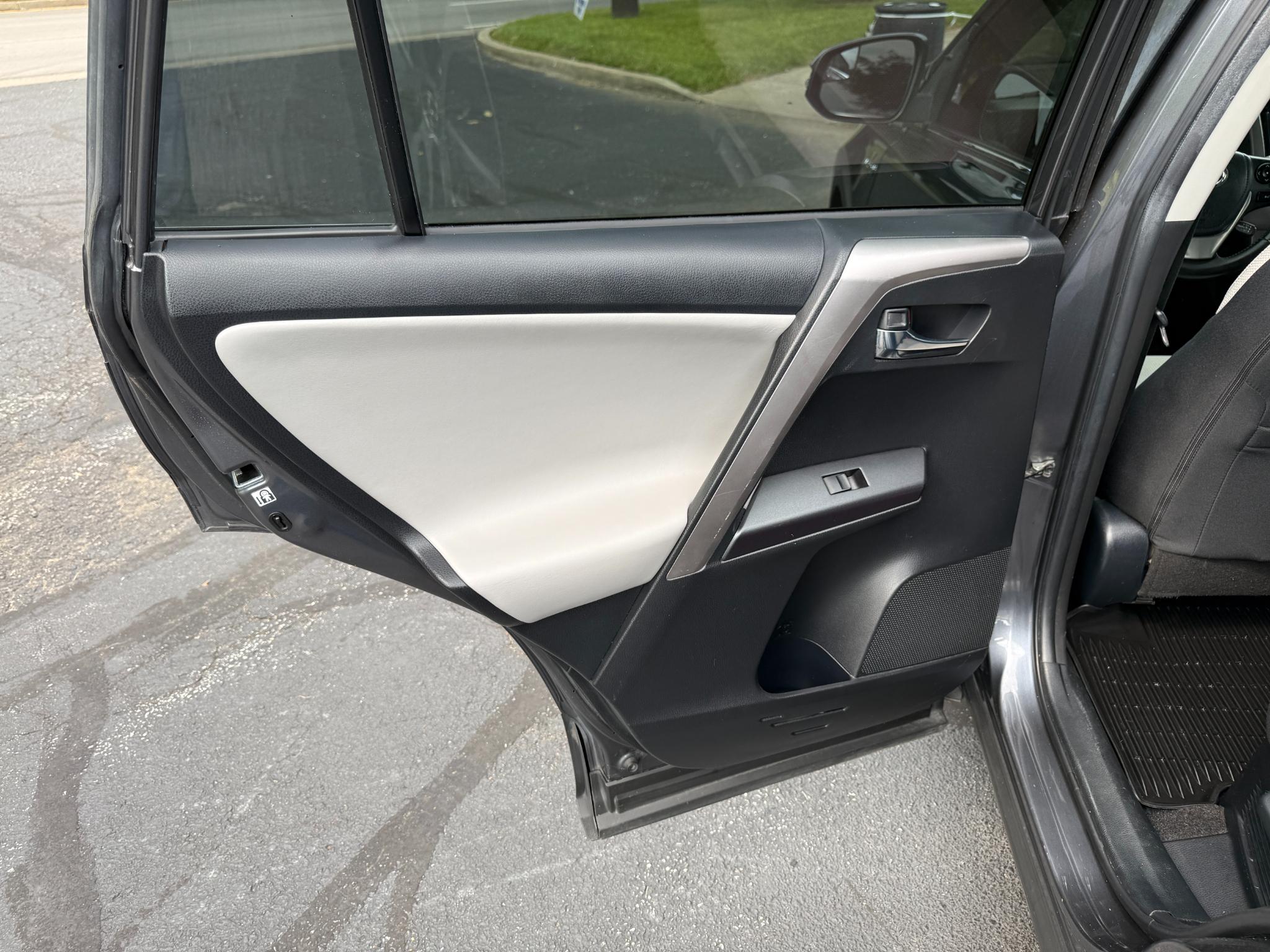 Toyota RAV4 Hybrid XLE 2018