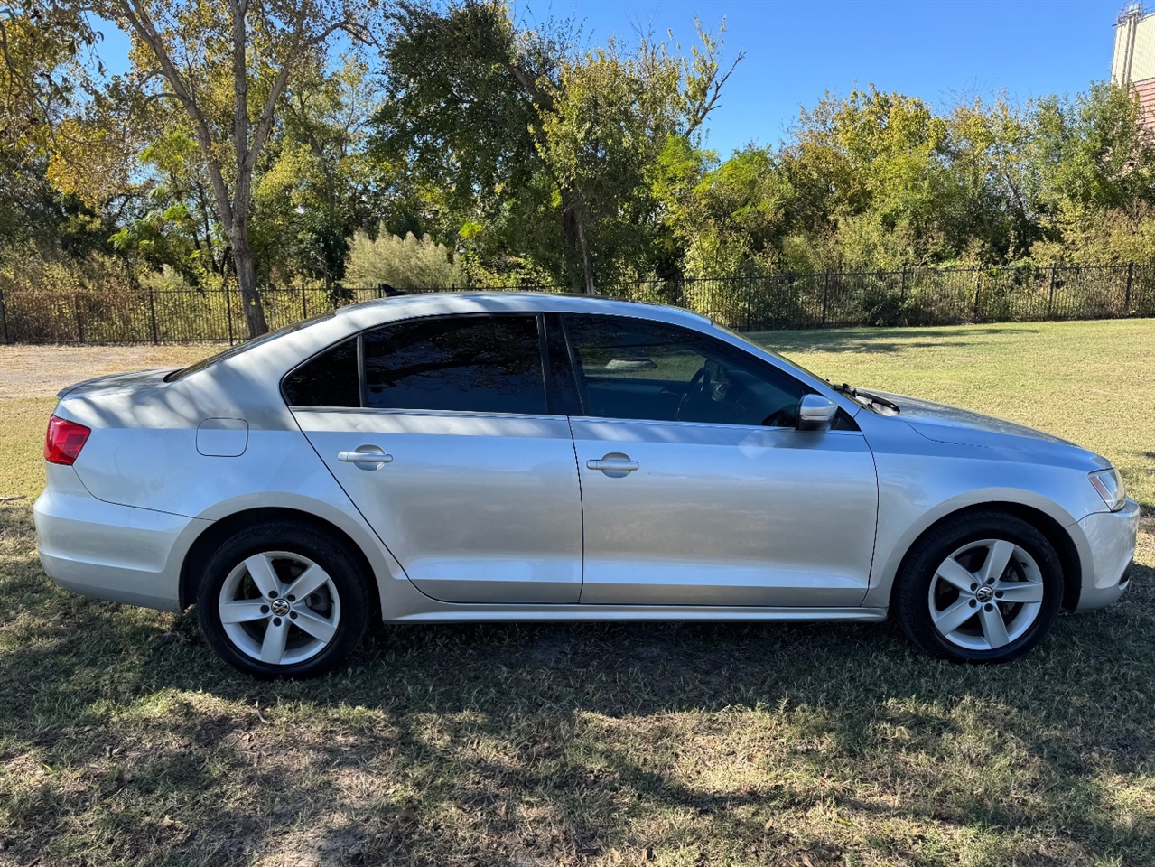 2011 Volkswagen Jetta SEL TDI photo 4