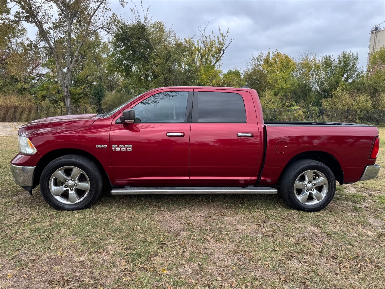 2015 Ram 1500 SLT photo 2