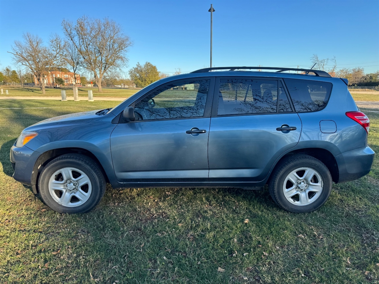 Toyota RAV4 Base I4 2WD 2012