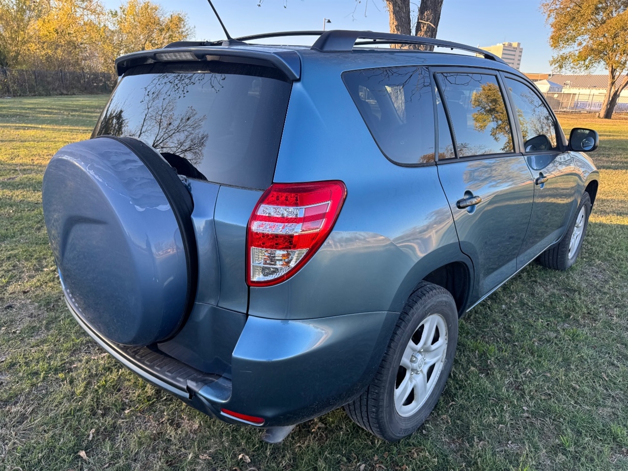 Toyota RAV4 Base I4 2WD 2012