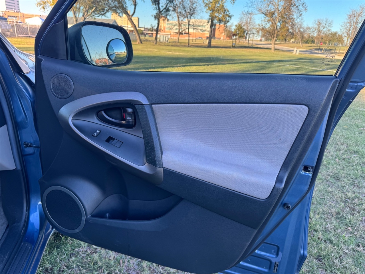 Toyota RAV4 Base I4 2WD 2012