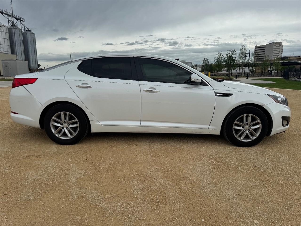 Kia Optima LX MT 2013
