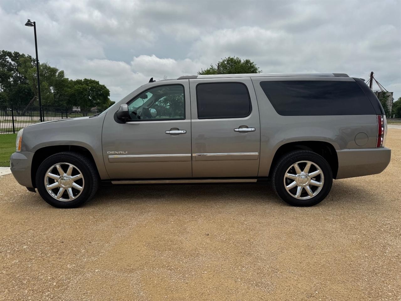 GMC Yukon Denali XL 4WD 2012