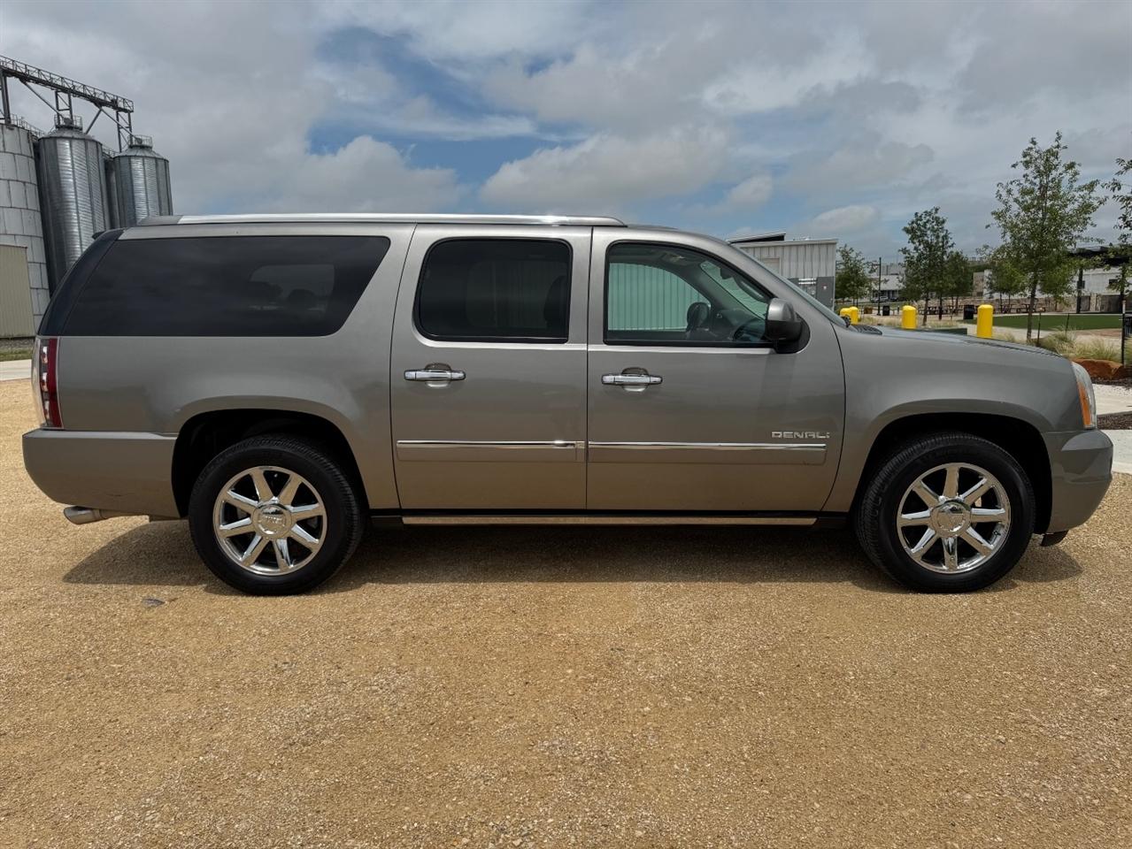 GMC Yukon Denali XL 4WD 2012