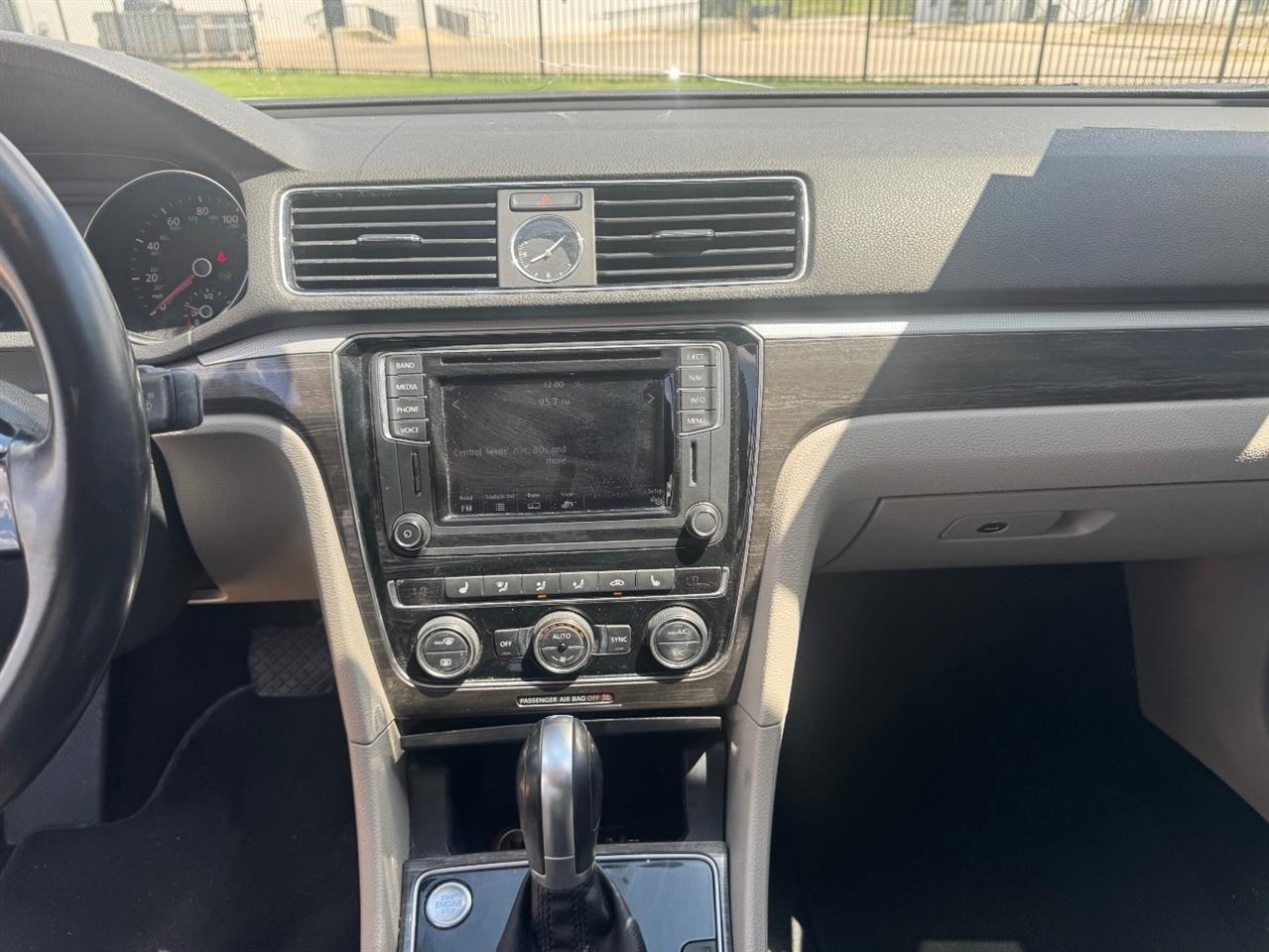 Volkswagen Passat SE w/Technology 2017