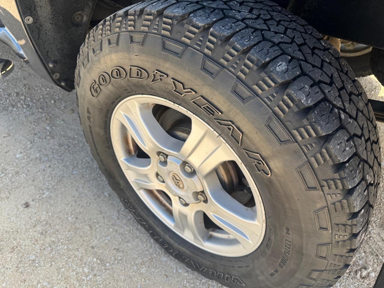Toyota Tundra Tundra-Grade Double Cab 4.6L 4WD 2011