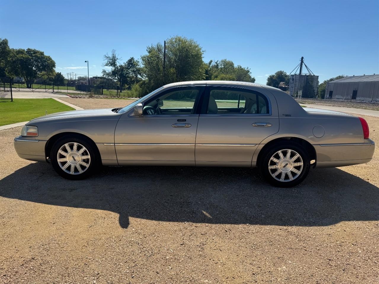Lincoln Town Car Signature Limited 2011