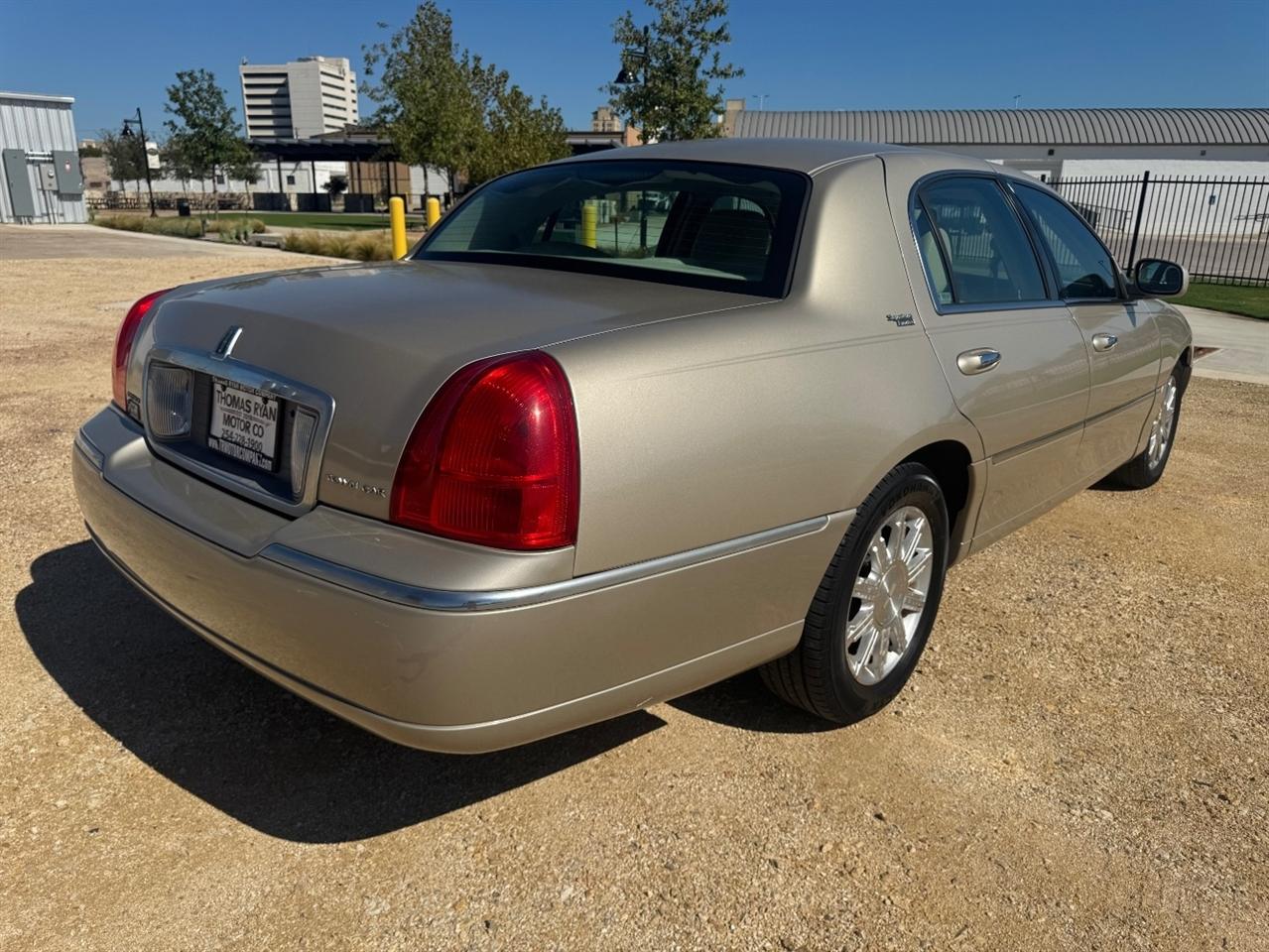 Lincoln Town Car Signature Limited 2011