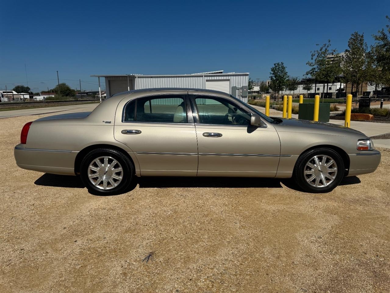 Lincoln Town Car Signature Limited 2011