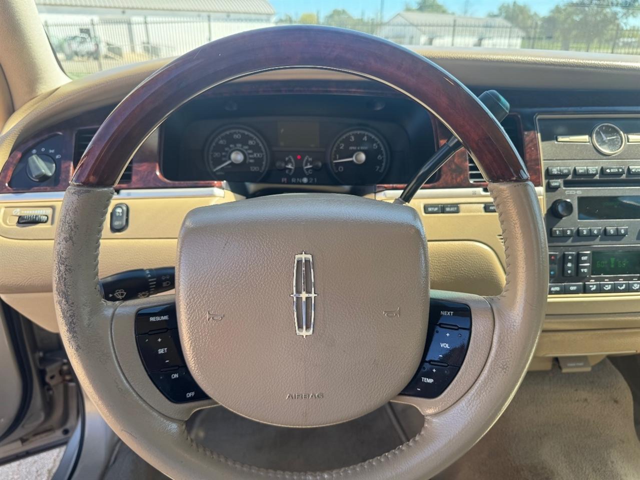 Lincoln Town Car Signature Limited 2011