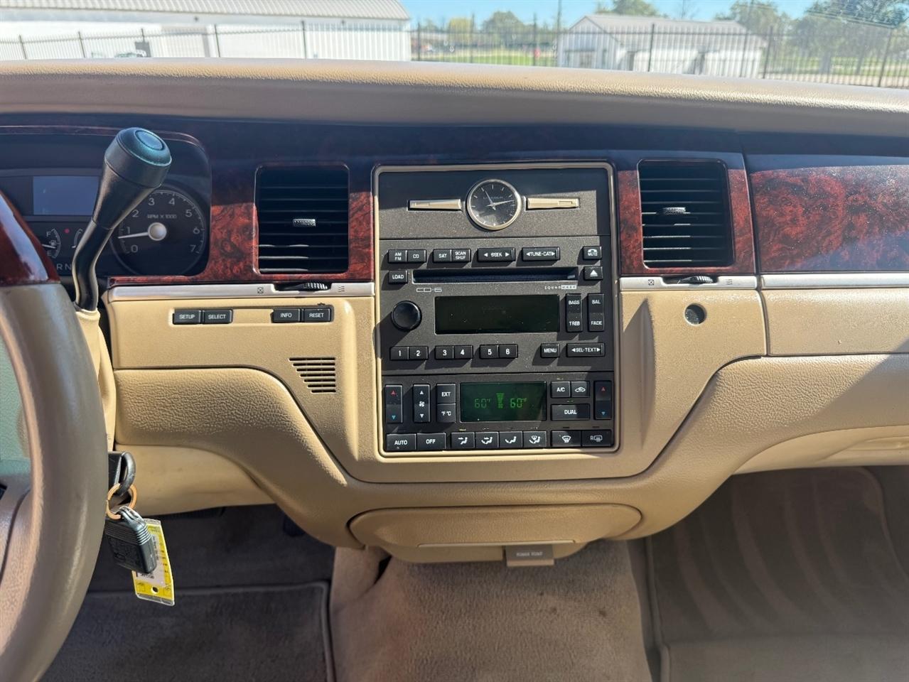 Lincoln Town Car Signature Limited 2011