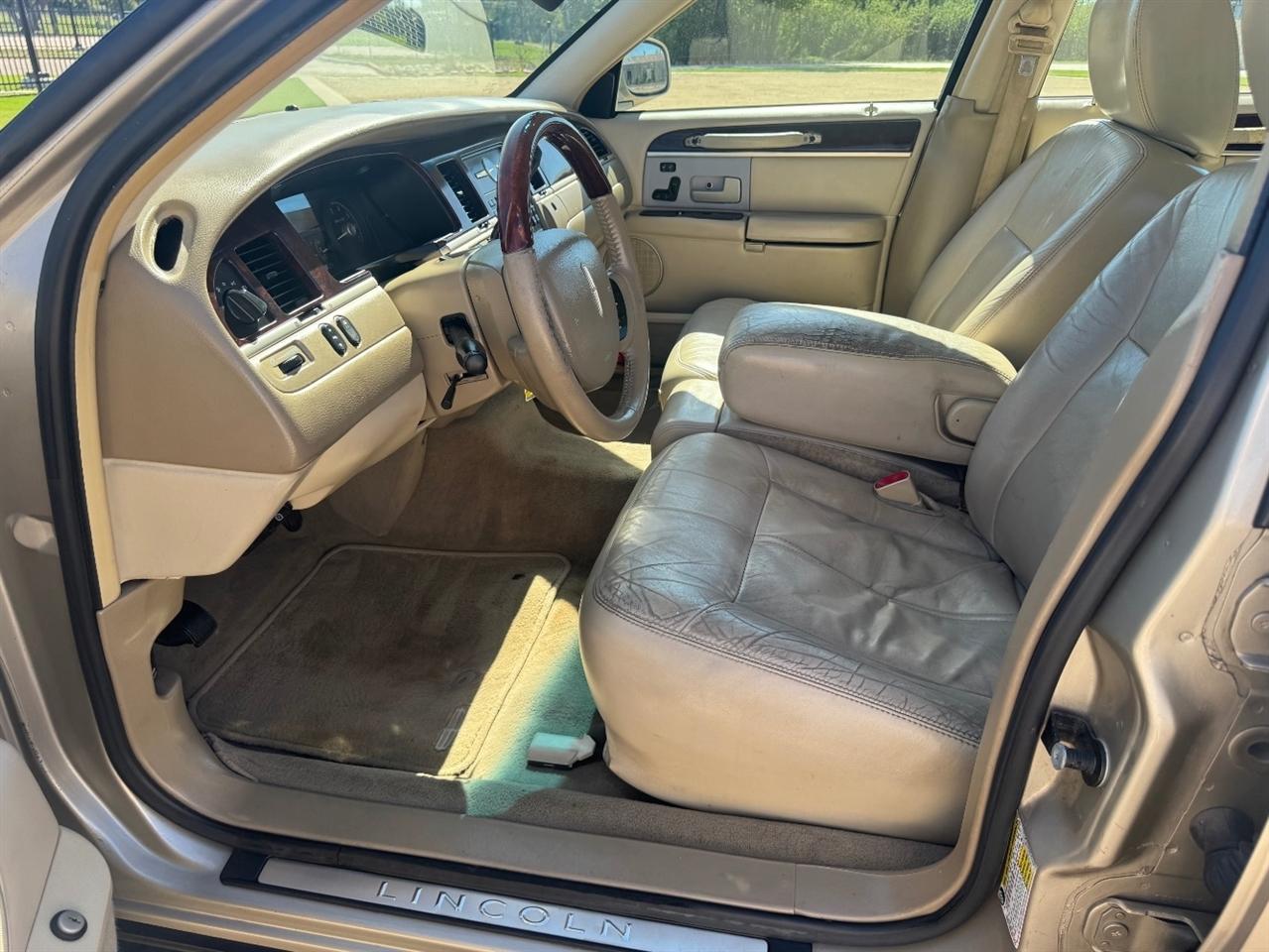 Lincoln Town Car Signature Limited 2011