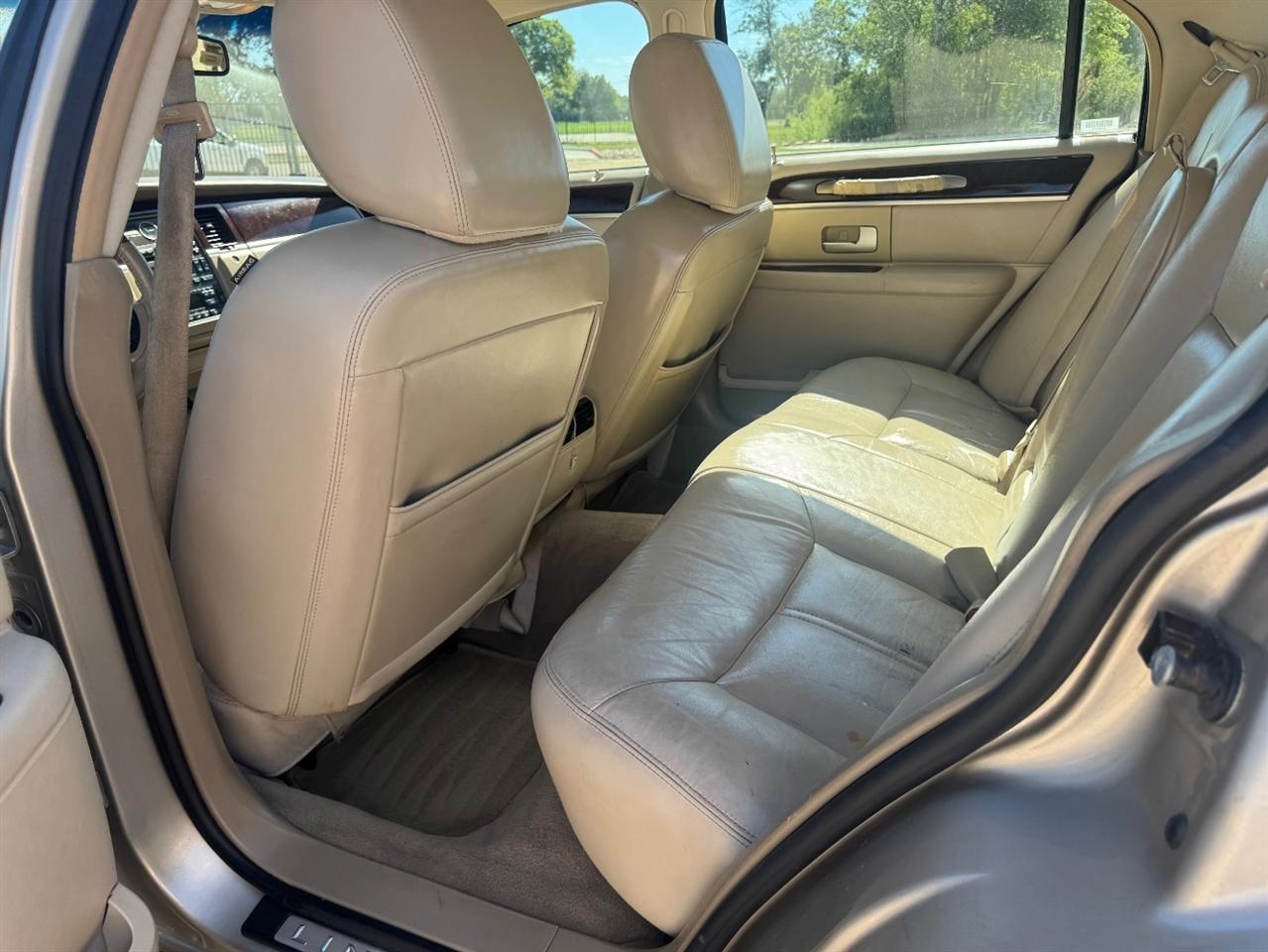 Lincoln Town Car Signature Limited 2011