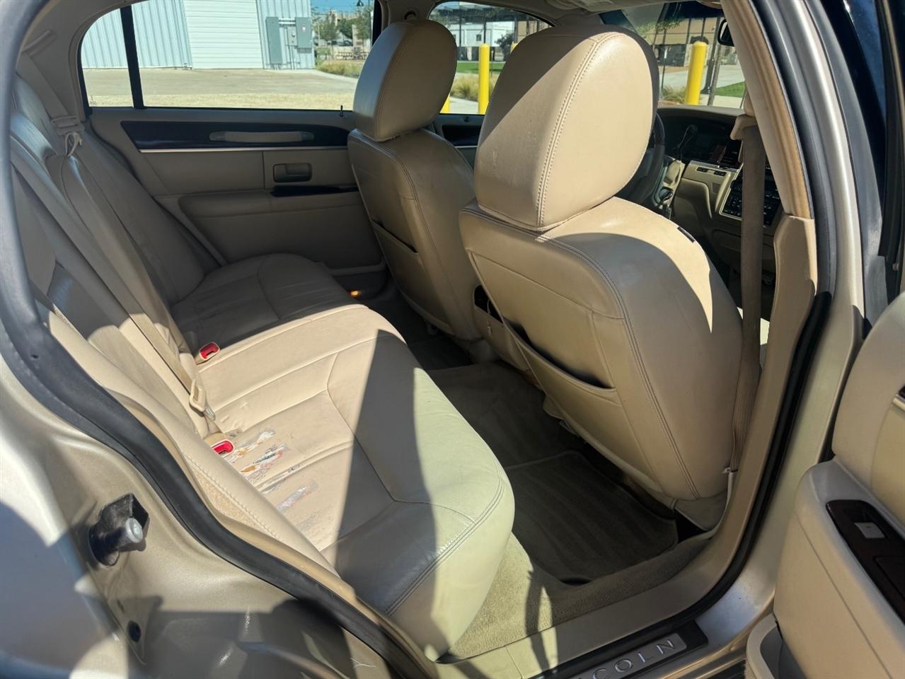 Lincoln Town Car Signature Limited 2011