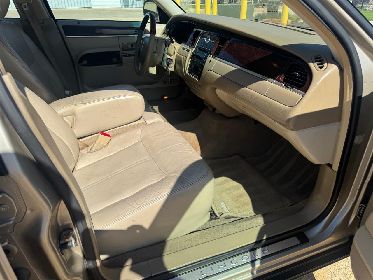 Lincoln Town Car Signature Limited 2011
