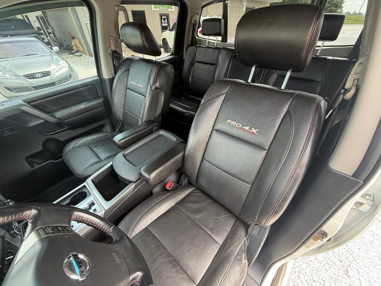 Nissan Titan PRO-4X Crew Cab 4WD 2011