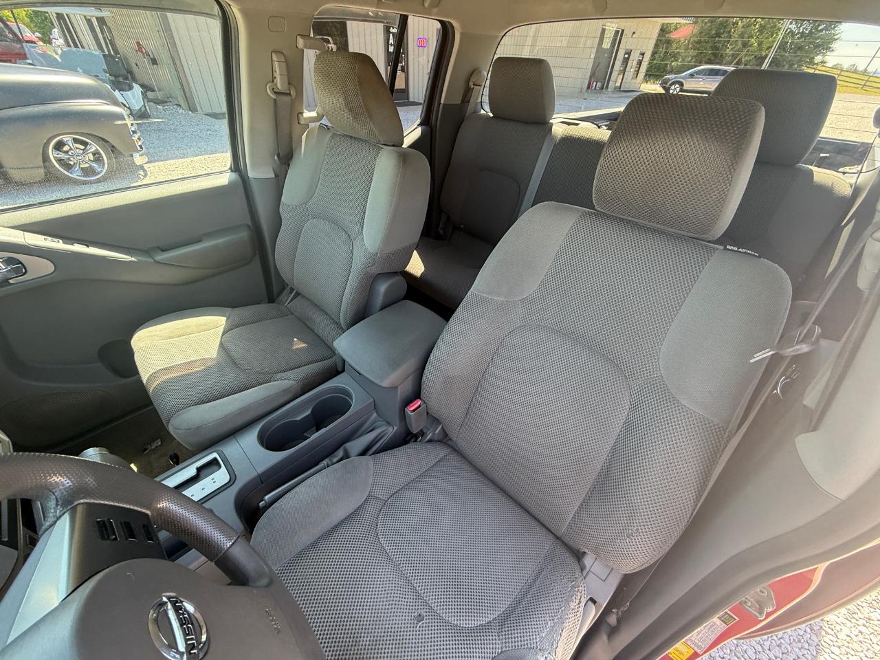 Nissan Frontier LE Crew Cab 2WD 2010