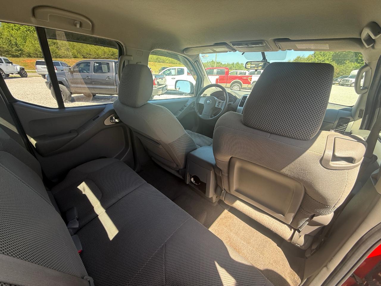 Nissan Frontier LE Crew Cab 2WD 2010