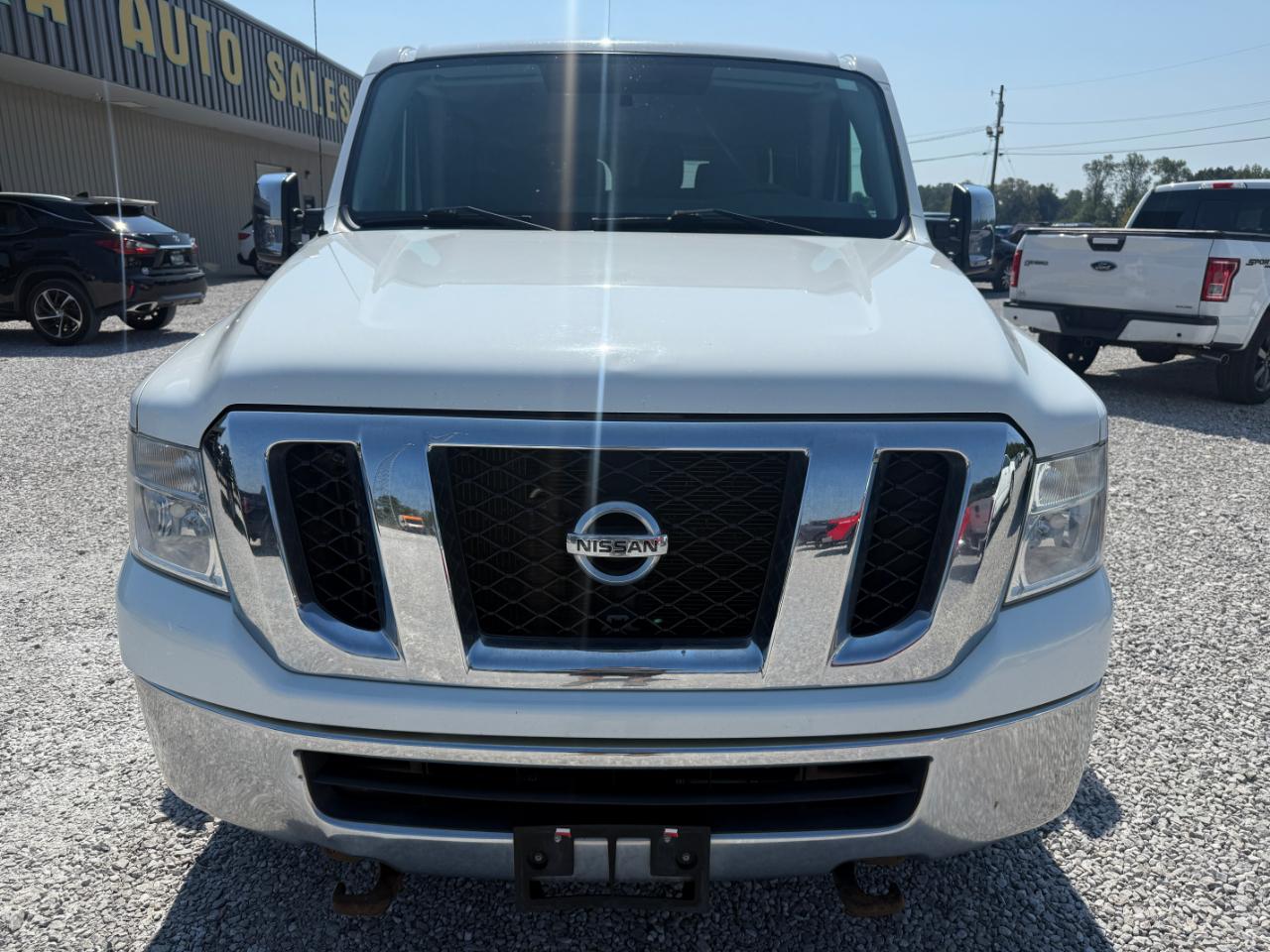 Nissan NV Passenger 3500 SV V8 2015
